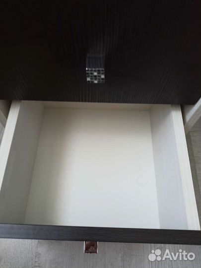 Тумба белая на колесах