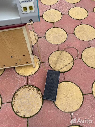 Продам гладильную машинку (ножную) 