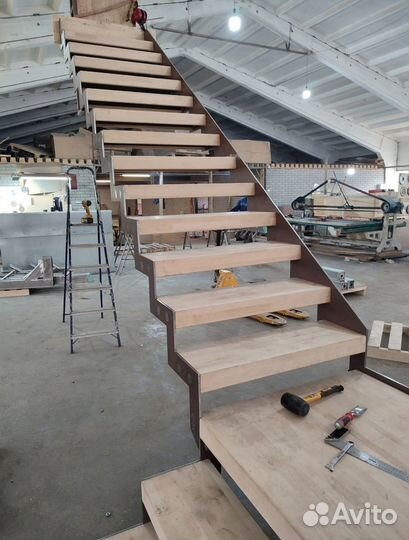 Лестница на второй этаж под ключ