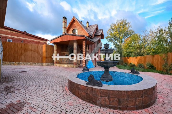 Дом 1000 м² на участке 15 сот.