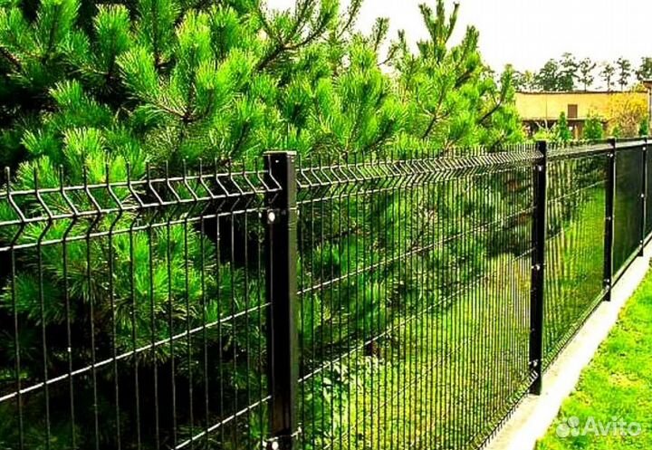 Забор металлический с металлическими столбами каче