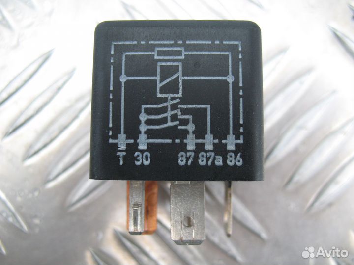 Реле топливного насоса Audi A4 B5