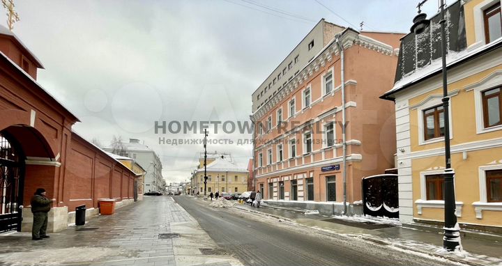 Здание 2 этажа и подвал с окнами - 706 м²