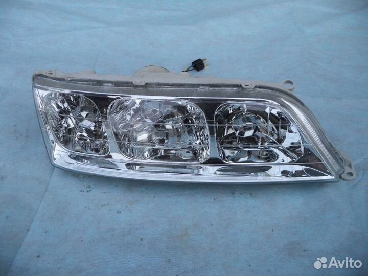 Фара правая под ксенон передняя правая Toyota Mark