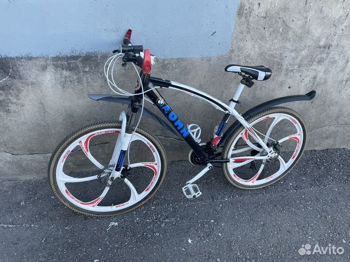 Велосипед BMW на литых дисках