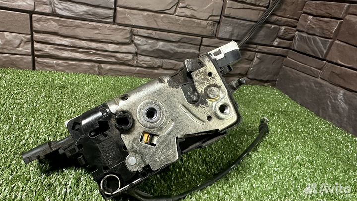 Замок правой двери Peugeot 207