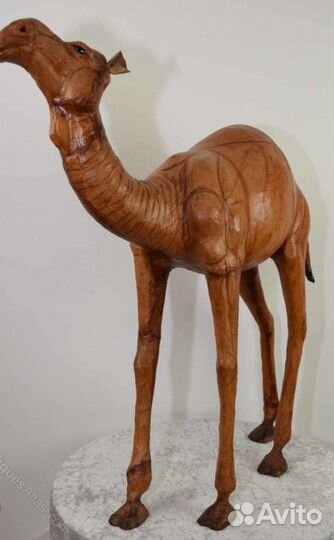 Статуя верблюда из натур кожи и подсвечник торшер