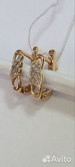 Золотые серьги с камнем