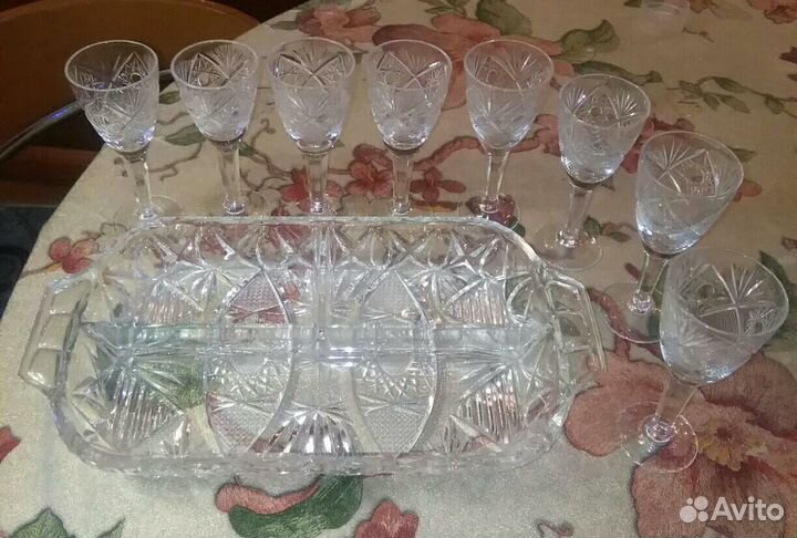Чехословацкий хрусталь 8 рюмок и поднос