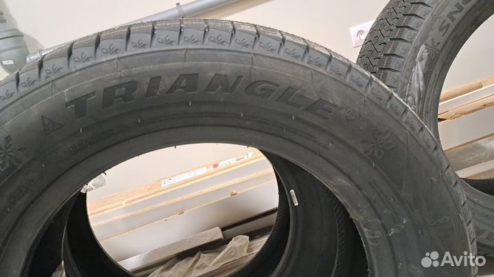 Triangle Snowlink PL02 235/60 R17 106H