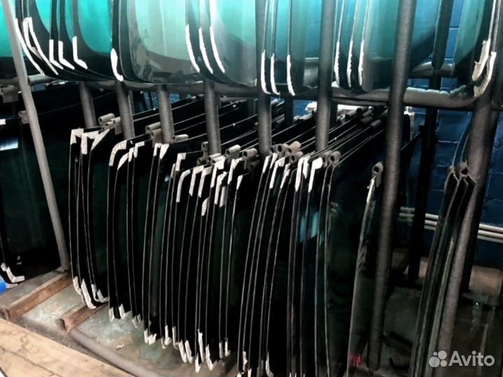 Стекло боковое заднее левое Caterpillar