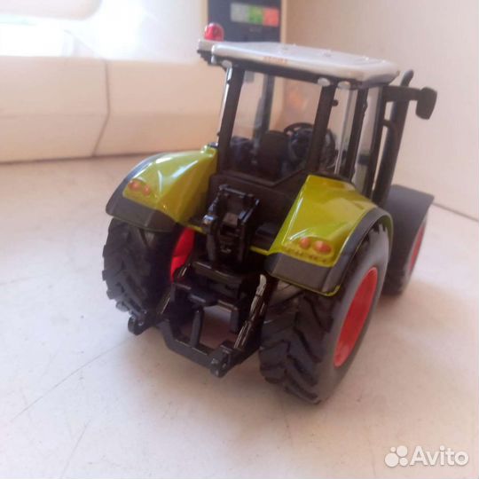Модель трактора