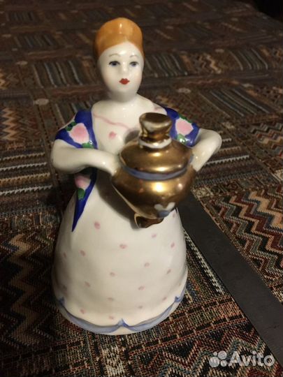 Статуэтка фарфоровая «женщина с самоваром»