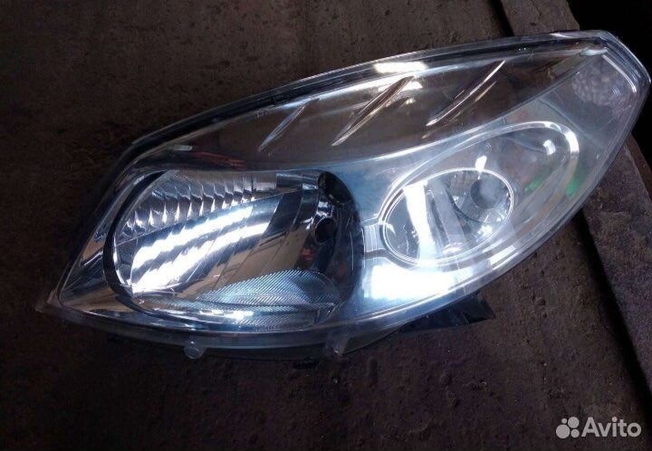 Фара на Renault Sandero