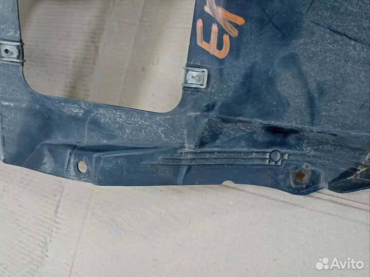 Подкрылок передний правый BMW E90 335