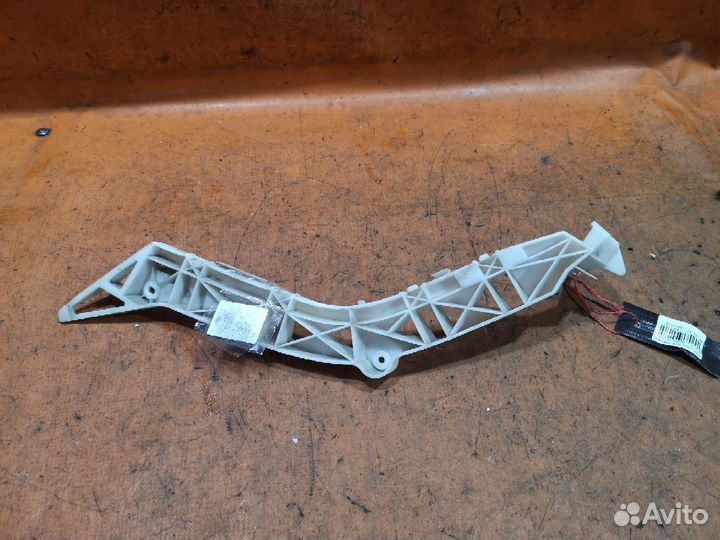 Крепление бампера BN8V502J1C на Mazda Axela BK5P