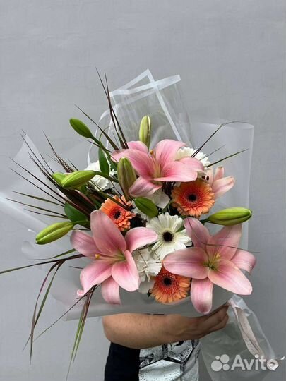 Лилии и герберы