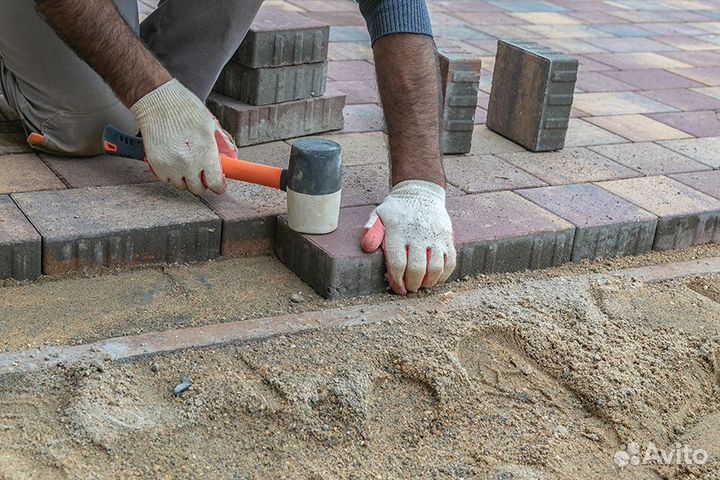 Рабочие по укладке тротуарной плитки