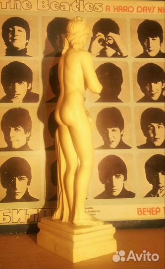 Фигурка купальщицы как богини, колкий пластик