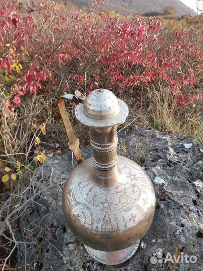 Старинный медный кувшин