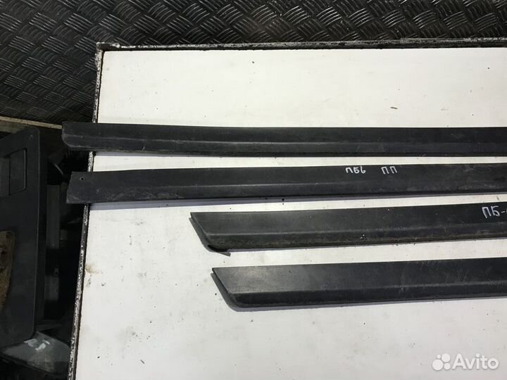 Молдинг двери нижний Volkswagen Passat B6