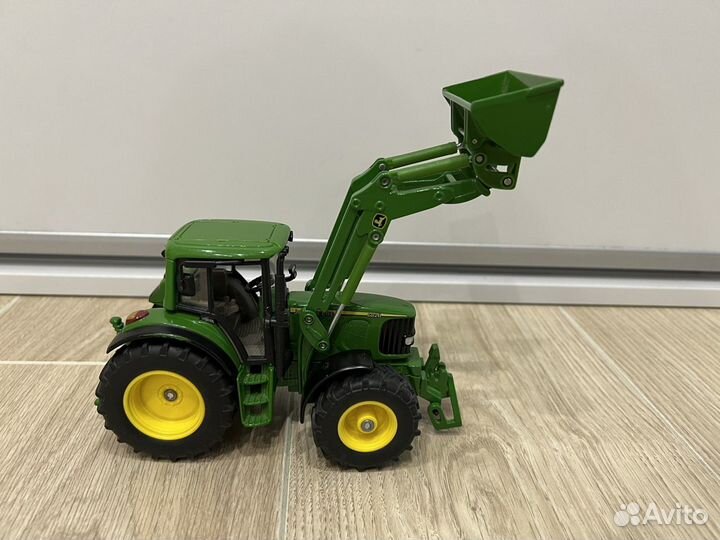 Модель трактора John Deere 6820 от Siku