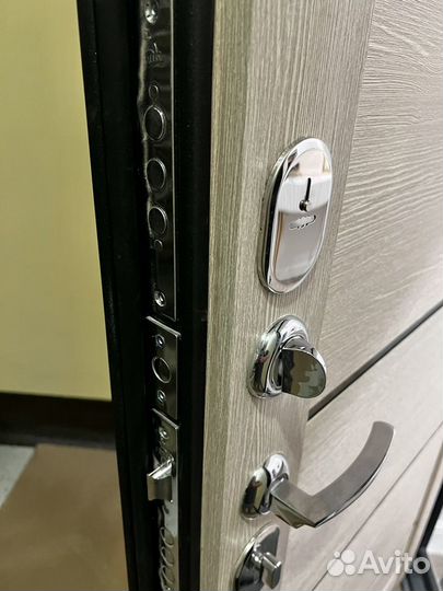 Дверь входная металлическая новая в квартиру