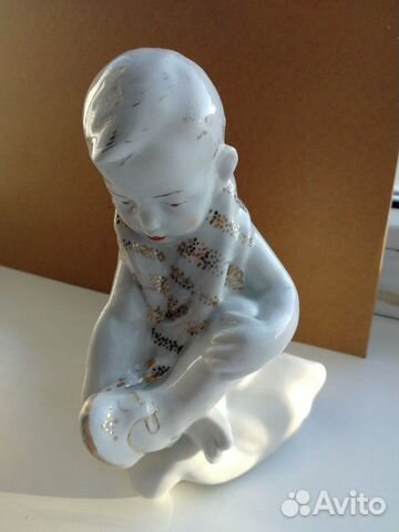 Статуэтка мальчик на подушке 63г