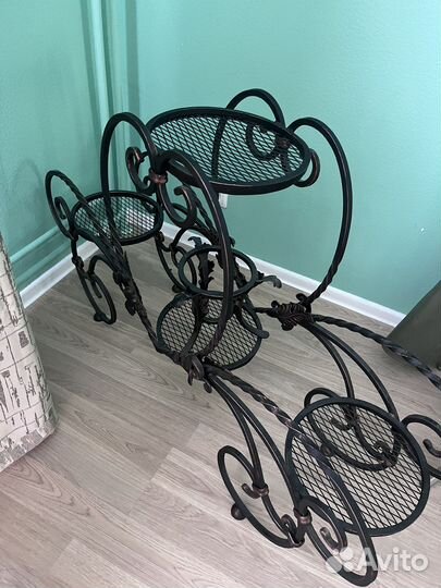 Кованая подставка для цветов