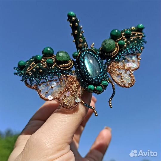 Вышитая брошь цикада с малахитом и цоизитом