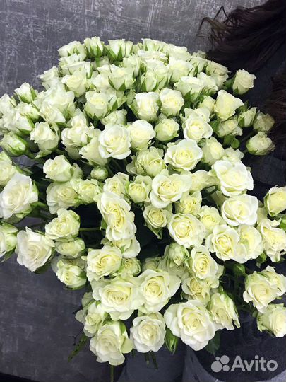 Букет из белых кустовых роз