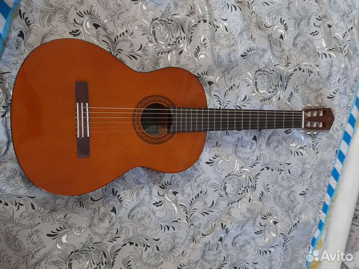 Гитара yamaha c40, чехол, цветные струны, тюнер
