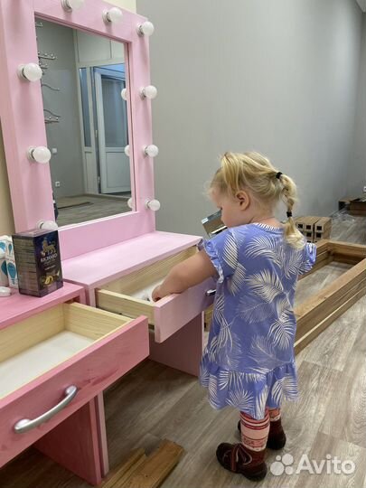 Гримерное зеркало, туалетный столик