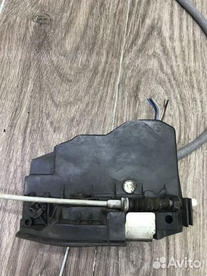 Замок двери передний правый Bmw 1 Series