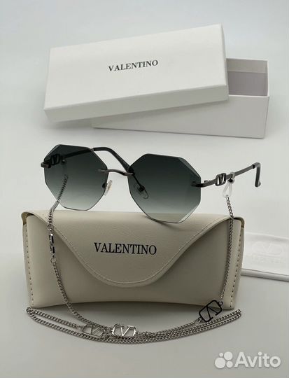 Солнцезащитные очки Valentino