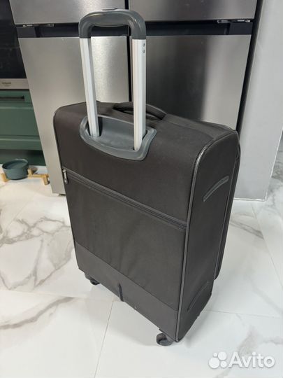 Чемодан на колесиках American Tourister