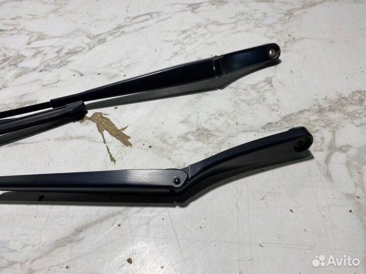 Поводок дворника Skoda Rapid cfna 2015