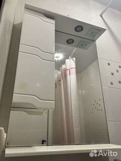 Полка с зеркалом в ванной