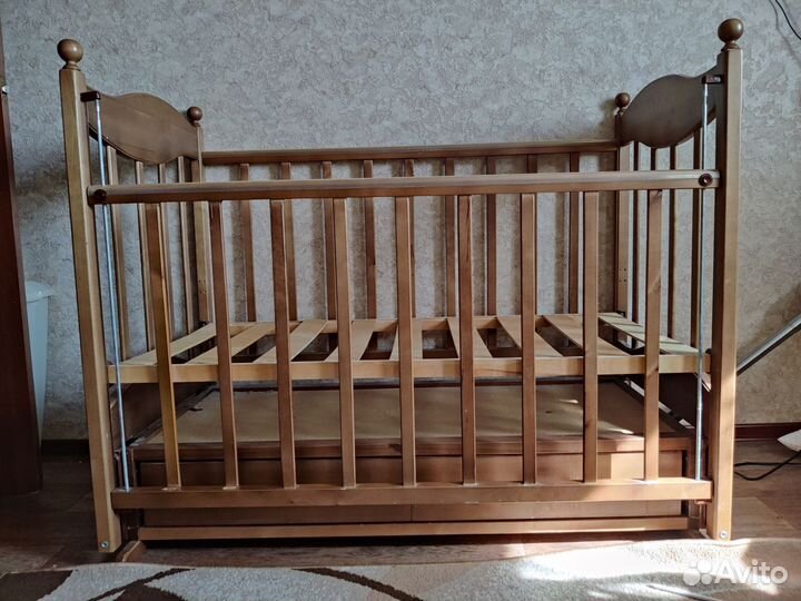 Детская кроватка с маятником