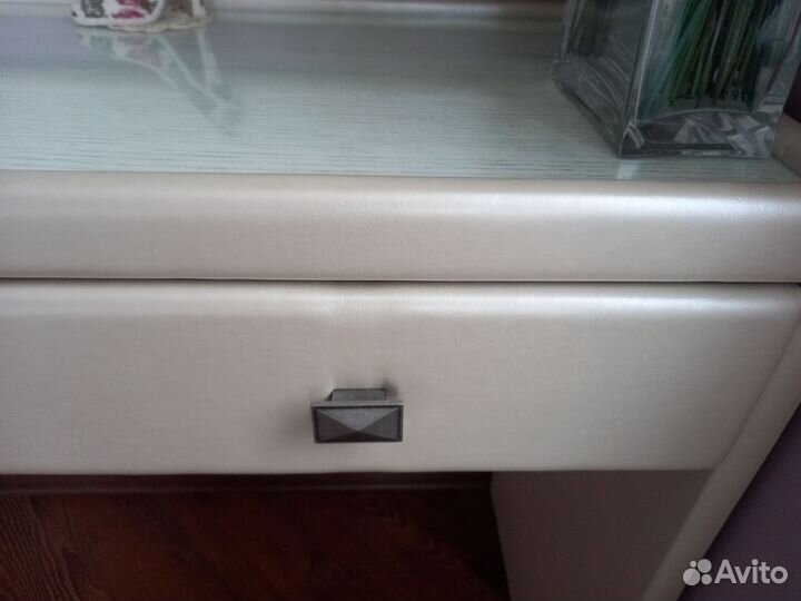 Туалетный столик с зеркалом и тумбы