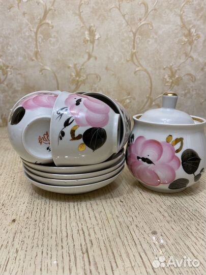 Чайные чашки и сахарница