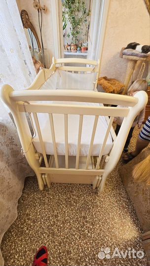 Детская кроватка с маятником и ящиком