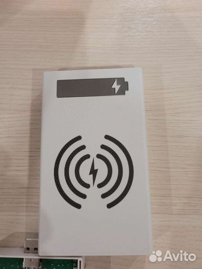 Повербанк с беспроводной зарядкой