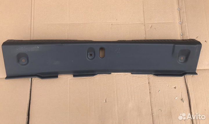 Nissan Primera P12 накладка замка багажника