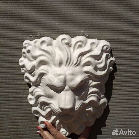 Лев Барельеф