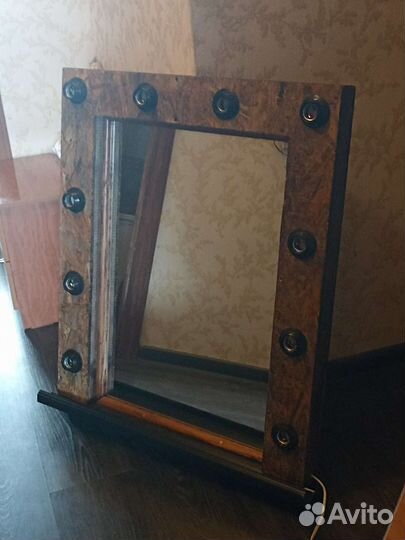 Зеркало с освещением в виде лампочек