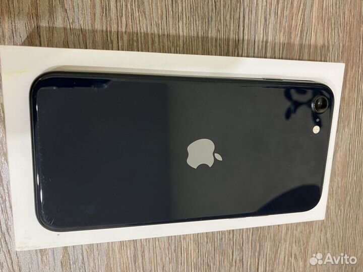iPhone SE, 64 ГБ