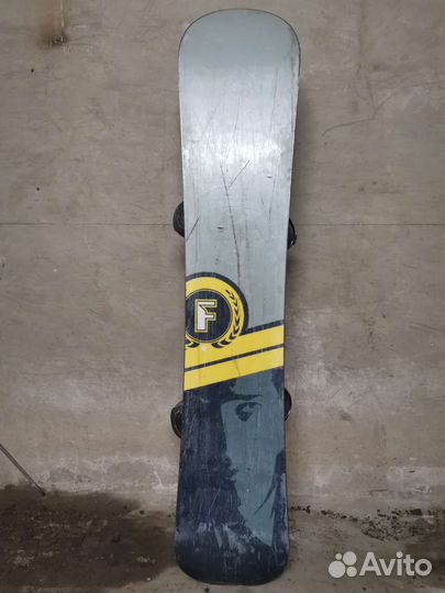 Сноуборд с креплениями и ботинками