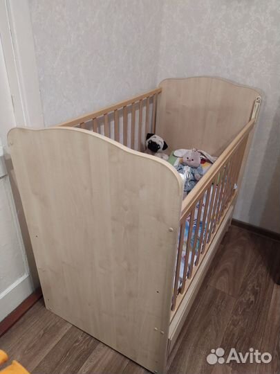 Детская кроватка с поперечным маятником