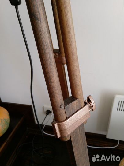 Торшер на деревянном штативе